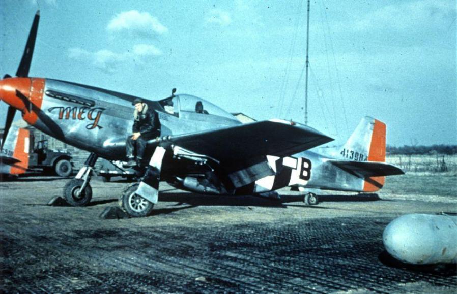 P 51d 5 na mustang 44 13984 meg 334th fighter squadron 4th fighter group debden pilot lieutenant clarence boretsky on wing crew chief ssgt don allen fre 5307